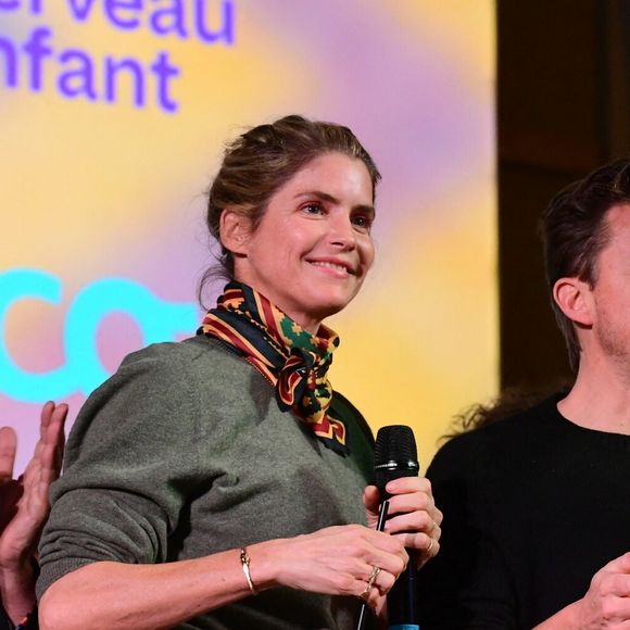 Mais si elle est très, très proche de sa famille recomposée, le week-end dernier, Alice Taglioni a quitté homme et enfants, pour assister, loin de Paris, à un événement très prisé...

Cédric Klapisch, Alice Taglioni et Martin Solveig lors de la 165e vente aux enchères des Hospices de Beaune, le 16 novembre 2025. © Romain Doucelin / Bestimage