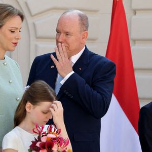 Le Prince Albert II de Monaco (2ème à droite), la Princesse Charlène (à gauche) et leurs enfants Gabriella
(2e à gauche) et Jacques (à droite) attendent l'arrivée du président français pour une visite d'État de deux jours au palais princier de Monaco. Photo by Ludovic Marin/Pool/ABACAPRESS.COM