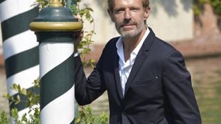 Lambert Wilson propriétaire d'un moulin situé dans un village de 4000 habitants, un endroit où le prix de l'immobilier est très attractif