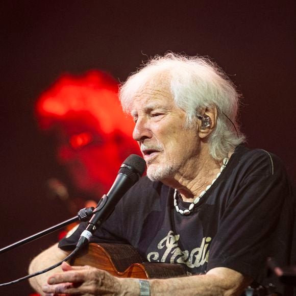 Le chanteur a bâti un répertoire populaire gravé dans la mémoire de plusieurs générations.

Exclusif - Hugues Aufray en concert au Zenith de Rouen le 27 juin 2026. 

© Pierre Perusseau/Bestimage