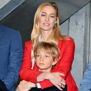 De son côté, Beatrice Borromeo a également opté pour une chemise blanche et un jean assorti. Une jolie veste rouge est venue apporter une touche colorée, non sans rappeler la fameuse couleur indissociable de l’écurie Ferrari. 

Jacky Ickx, l'ancien champion de Formule 1, a ouvert la Cavallino Classic Monaco Ferrari Parade au volant de la mythique Ferrari 312 F1 de 1968, durant le dernier jour du Grand Prix de Monaco Historique 2026, où il était encouragé par sa femme Khadja Nin accompagné par Pierre Casiraghi, son épouse Béatrice Borroméo et leurs enfants Stefano et Francisco le 26 avril 2026. © Bruno Bebert / Bestimage