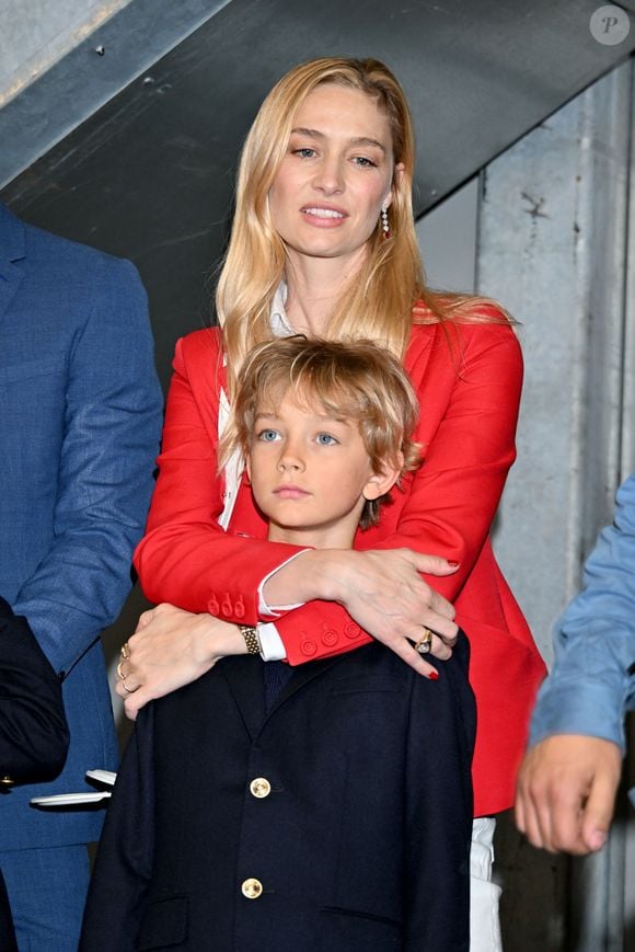 De son côté, Beatrice Borromeo a également opté pour une chemise blanche et un jean assorti. Une jolie veste rouge est venue apporter une touche colorée, non sans rappeler la fameuse couleur indissociable de l’écurie Ferrari. 

Jacky Ickx, l'ancien champion de Formule 1, a ouvert la Cavallino Classic Monaco Ferrari Parade au volant de la mythique Ferrari 312 F1 de 1968, durant le dernier jour du Grand Prix de Monaco Historique 2026, où il était encouragé par sa femme Khadja Nin accompagné par Pierre Casiraghi, son épouse Béatrice Borroméo et leurs enfants Stefano et Francisco le 26 avril 2026. © Bruno Bebert / Bestimage