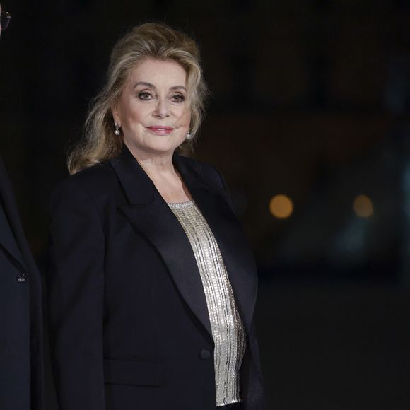 Et Catherine Deneuve de conclure : "Heureusement, les années vous rendent plus indulgente, avec vous-même d'abord, donc ensuite avec les autres". 

Catherine Deneuve - Arrivées au Grand Dîner du Louvre 2026 à Paris pendant la fashion week Prêt à Porter femme automne/hiver 2026-2027 (PFW)
 

 
© Olivier Borde / Bestimage