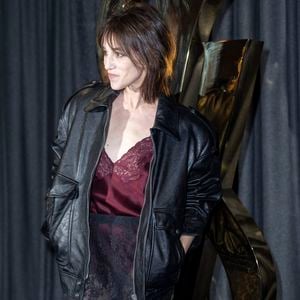 Face à cette mauvaise nouvelle qui entache le projet de sa vie, Charlotte Gainsbourg n'a pas pour autant baissé les bras. 
Charlotte Gainsbourg au Défilé Saint Laurent lors de la Fashion Week à Paris le 24 septembre 2024.