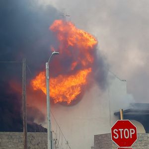 Exclusif - Prix Spécial - L'église ou se rendent Jennifer Garner et Ben Affleck a été complètement détruite par l'incendie de Palisades le 8 janvier 2025.