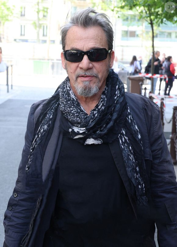 Diagnostiqué d'un cancer du poumon en 2022, Florent Pagny est très entouré.

Florent Pagny quitte les studios RTL à Neuilly-sur-Seine le 2 Mai 2025. © Denis Guignebourg/BestImage