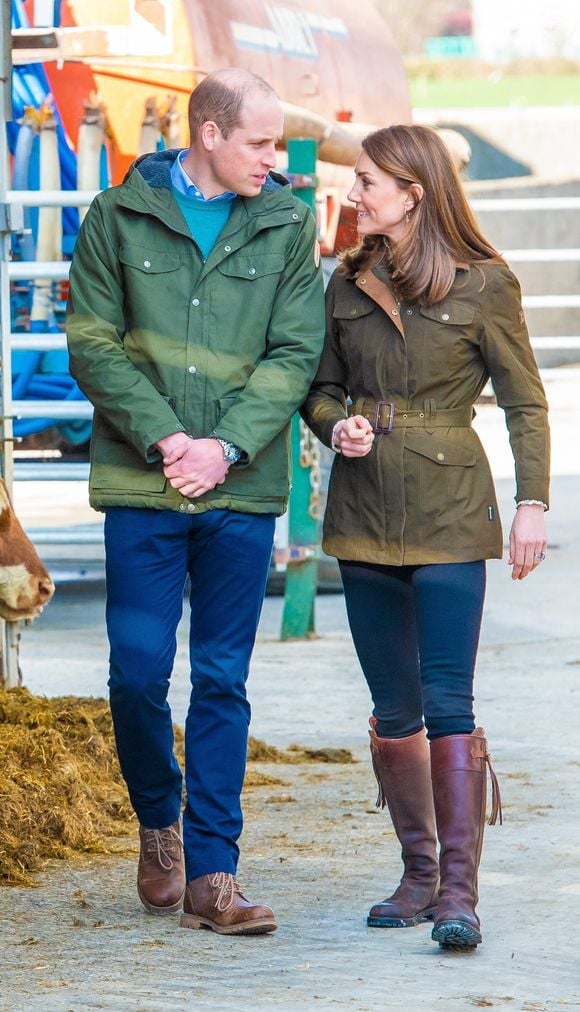 Selon la légende, le futur roi d'Angleterre aurait craqué sur sa future épouse lors d'un défilé, auquel elle participait, en tant que mannequin. Et si la légende n'était... Qu'une légende ?
Le prince William et Kate Middleton.