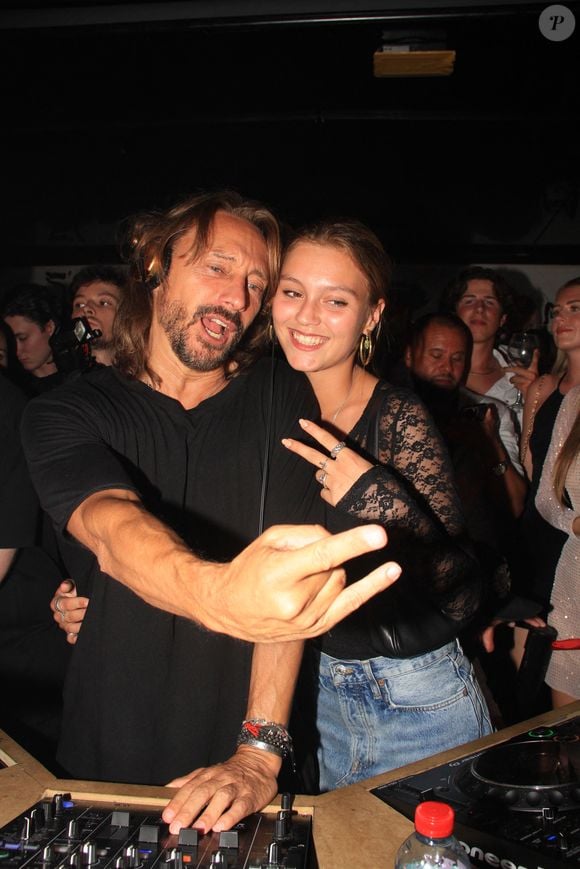 Bob Sinclar et sa fille Paloma Le Friant - Bob Sinclar mixe aux platines devant ses enfants lors d'une soirée au VIP Room à Saint-Tropez le 26 juillet 2023. © Philippe Baldini/Bestimage