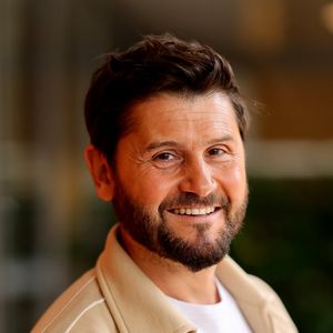 Il a déclaré : "Je trouve ça un peu triste parce qu'elle est super dans cette émission".

Christophe Beaugrand au village lors des Internationaux de France de Tennis de Roland Garros 2025, le 2 Juin 2025. 

Photo : Jacovides-Moreau / Bestimage