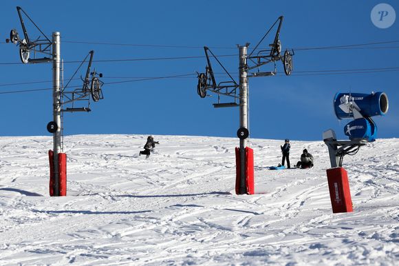 Malgré l’intervention rapide d'un médecin urgentiste, la jeune femme n'a pas pu être réanimée

Illustration de la station de ski Les Gets (Haute-Savoie) en période de Coronavirus (COVID-19) : les remontées mécaniques sont fermées. Seuls quelques courageux gravissent les pistes à pieds pour se faire une descente de poudreuse. Le 15 février 2021
© Stéphane Lemouton / Bestimage