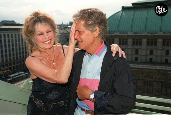 Brigitte Bardot, avec son mari Bernard d'Ormale, est à Vienne pour manifester contre Hermann Nitsch le 31 juillet 1998. 
Action Press / Bestimage
