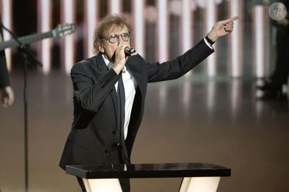 Alain Souchon se produit sur scène lors de la 40e édition des Victoires de la Musique à La Seine Musicale le 14 février 2025 à Boulogne-Billancourt, France. Photo par David NIVIERE/ABACAPRESS.COM