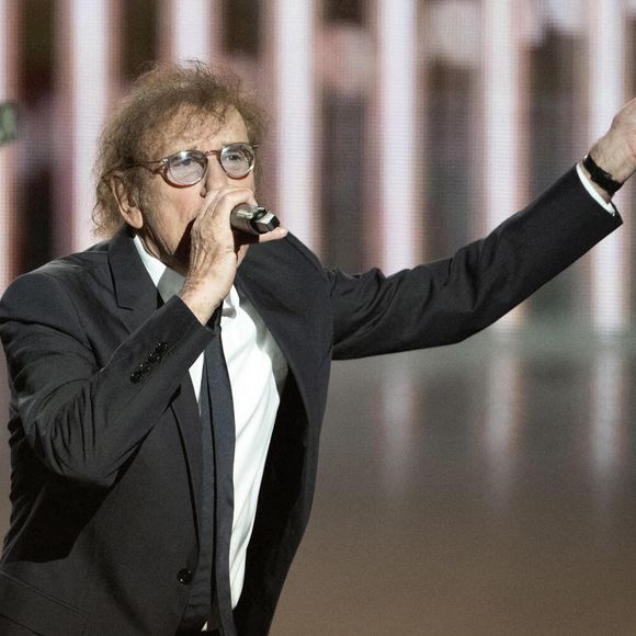 Alain Souchon se produit sur scène lors de la 40e édition des Victoires de la Musique à La Seine Musicale le 14 février 2025 à Boulogne-Billancourt, France. Photo par David NIVIERE/ABACAPRESS.COM