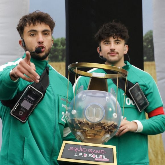 Inoxtag, Just Riadh et Maghla  - La plus belle avenue du monde va célébrer la sortie de la saison 2 de Squid Game en revisitant l'une de ses épreuves mythiques, 1,2,3 Soleil, à laquelle participeront 423 heureux volontaires dont les influenceurs Inoxtag, Maghla, Nicotine et Just Riadh sur l'Avenue des Champs-Élysées, à Paris, rRance, le 1er décembre 2024. © Coadic Guirec/Bestimage