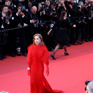 Isabelle Huppert - Montée des marches du film " Histoires parallèles " lors du 79ème Festival International du Film de Cannes, le 14 mai 2026. © Jacovides-Moreau / Bestimage