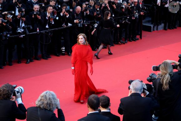 Isabelle Huppert - Montée des marches du film " Histoires parallèles " lors du 79ème Festival International du Film de Cannes, le 14 mai 2026. © Jacovides-Moreau / Bestimage