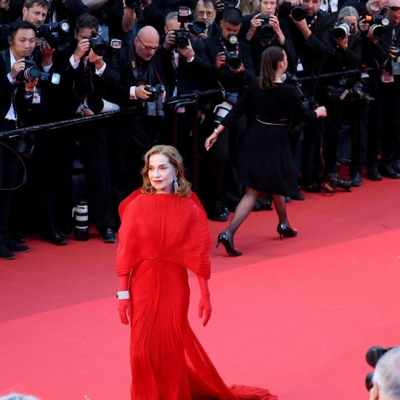 Isabelle Huppert - Montée des marches du film " Histoires parallèles " lors du 79ème Festival International du Film de Cannes, le 14 mai 2026. © Jacovides-Moreau / Bestimage