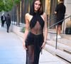 "Regardez moi ruiner mes cheveux en devenant blonde…", peut-on lire en légende de la vidéo, avant qu’elle nous embarque avec elle chez le coiffeur...

Le mannequin français Iris Mittenaere se prépare à l'extérieur de son hôtel pour assister au célèbre défilé annuel de Victoria's Secret avec d'autres mannequins à Brooklyn, New York, le 15 octobre 2025. Photo by Dylan Travis/ABACAPRESS.COM