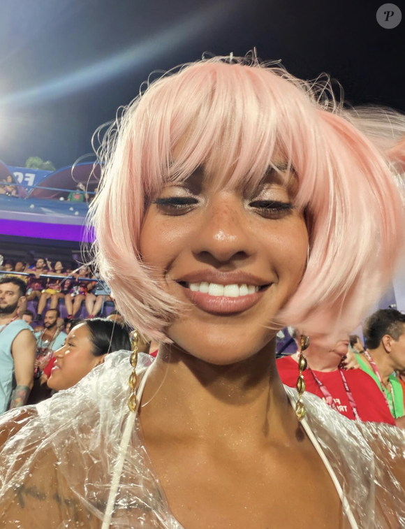 Sur les réseaux, Narah Baptista apparaît avec une perruque jaune, un mini-maillot de bain et une jupette blanche.

Narah Baptista au Carnaval de Rio sur Instagram.