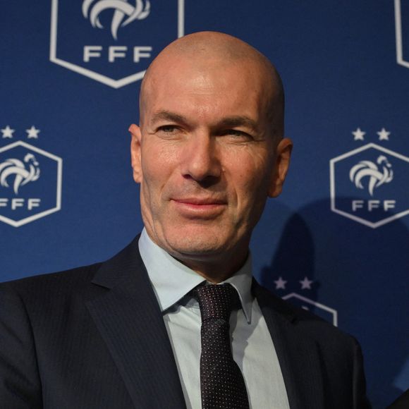 Zinédine Zidane a pris les commandes de l'équipe de France.

L'ancien international français de football Zinédine Zidane (à droite) s'exprime aux côtés du président de la Fédération française de football, Philippe Diallo (à gauche), lors d'une conférence de presse visant à le présenter comme le nouveau sélectionneur de l'équipe de France, au siège de la Fédération française de football (FFF) à Paris © Christian Liewig/Bestimage