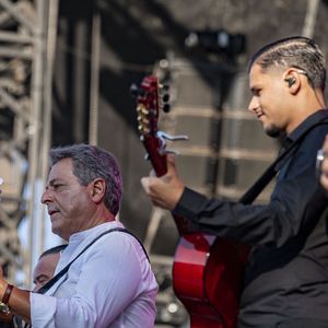 De père en fils, Mario et Chico Bouchikhi du groupe Chico and the Gypsies, en concert, au festival le Printemps de Pérouges, au Château de Saint-Maurice-de-Rémens, le 29 juin 2025
Photo par : Sandrine Thesillat / PsNewZ / Bestimage