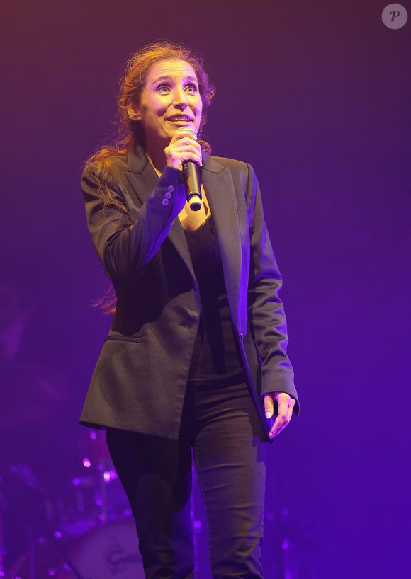 Artiste elle aussi, Emily se bat aujourd'hui pour qu'on entende la voix de celui que l'on surnommait "Monsieur 100 000 volts".

Exclusif - Emily Bécaud - Concert "Et Maintenant", le spectacle hommage à Gilbert Bécaud interprété par Jules Grison avec la participation exceptionnelle de sa fille, Emily Bécaud à l'Olympia, Parisle 17 septembre 2023. © Coadic Guirec/Bestimage