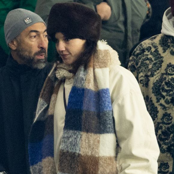 Jain - Célébrités dans les tribunes du match de Ligue 1 McDonald's entre le PSG (Paris Saint-Germain) et le Paris FC (2-1) au Parc des Princes à Paris le 4 janvier 2026. © Cyril Moreau/Bestimage