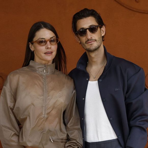 Pierre Niney et sa compagne Natasha Andrews lors des Internationaux de France de Tennis de Roland Garros 2026, à Paris, France, le 7 juin 2026. © Jacovides-Moreau/Bestimage
