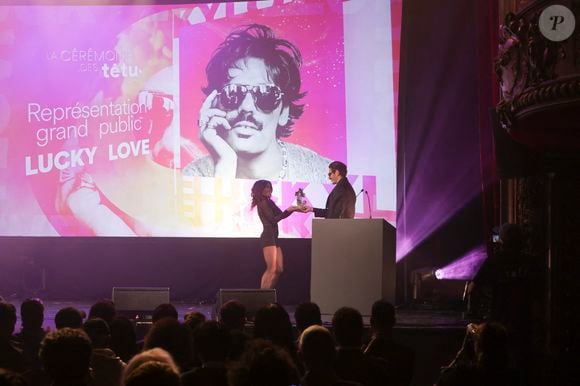 Jenifer y a assisté et a remis le trophée de la représentation Grand Public à Lucky Love

Exclusif - Jenifer Bartoli, Lucky Love (Lauréat de la représentation Grand public) - Cérémonie des Prix Tetu 2024 au Trianon à Paris le 3 décembre 2024. Le premier show consacré aux personnalités, talents et artistes influent.e.s qui font avancer notre société vers l’acceptation de chacun.e. © Jack Tribeca - Coadic Guirec / Bestimage