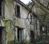 Mais il a dû y renoncer..
En lisière de la foret domaniale de Maurepas dans les Yvelines, la propriété achetée par l'acteur Jamel Debbouze est désormais devenue une ruine et un squat le 15 fevrier 2013.
AGENCE / BESTIMAGE