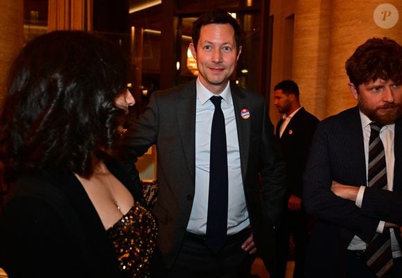 Astrig Siranossian, François-Xavier Bellamy et M L’Ambassadeur de France en Arménie M Olivier Decottignies au dîner annuel du CCAF (Conseil de coordination des associations arméniennes de France) à l'hôtel du collectionneur à Paris le 11 mars 2025
Comme chaque année, la onzième édition du désormais fameux dîner du CCAF a fait salle comble. 450 personnes se sont retrouvées dans les salons de l'hôtel du collectionneur, à Paris. Lors du cocktail, plusieurs personnalités politiques ont eu l'occasion de s'entretenir avec les invités.
Comme de coutume, un certain nombre de figures intellectuelles étaient également au dîner.
C'est Nelson Monfort qui a présenté la soirée en rappelant que la soirée est l'occasion de nous retrouver et de réaffirmer les liens profonds qui unissent la France et l'Arménie, liens tissés par l'histoire, la culture et des valeurs communes.
Cette soirée incarne à la fois un hommage solennel et un appel à l'action. Hommage envers celles et ceux qui oeuvrent sans relâche pour la cause arménienne; mais appel à la communauté internationale pour qu'elle s'engage résolument pour la justice et la paix.

© Christian Liewig / Bestimage