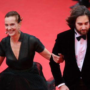 Carole Bouquet et Dimitri Rassan arrivent au Palais des Festivals pour la projection du film *Foxcatcher* dans le cadre du 67e Festival de Cannes, à Cannes, en France, le 19 mai 2014. Photo : Aurore Marechal/ABACAPRESS.COM