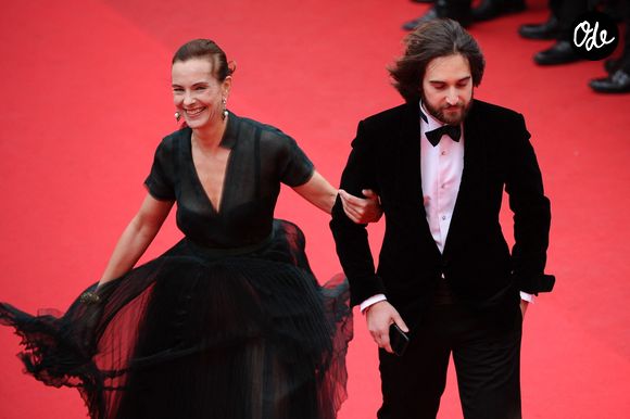 Carole Bouquet et Dimitri Rassan arrivent au Palais des Festivals pour la projection du film *Foxcatcher* dans le cadre du 67e Festival de Cannes, à Cannes, en France, le 19 mai 2014. Photo : Aurore Marechal/ABACAPRESS.COM