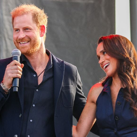 Le 20 septembre 2025, Summerland, Californie, États-Unis : le prince Harry et la princesse Meghan, le duc et la duchesse de Sussex, sont montés sur scène lors du concert One805 Live dans la propriété de la star Costner au bord de l'océan, où Harry s'apprêtait à remettre les prix "Heart of the Community" (cœur de la communauté). © Zuma/ABACA