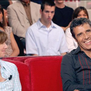 L'actrice française Miou-Miou et son ancien compagnon, le chanteur Julien Clerc, photographiés lors de l'enregistrement de l'émission de Michel Drucker 'Vivement Dimanche' (France 2) à Paris-France le 14 juin 2004. Photo de Jean-Jacques Datchary/ABACA.