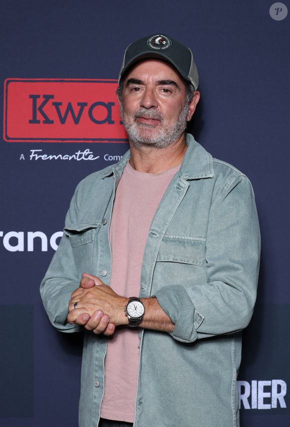 Bruno Solo lors de l'avant-première de la série "Ouija, un été meurtrier" à l'hôtel Marignan à Paris le 8 août 2024.

© Denis Guignebourg / Bestimage