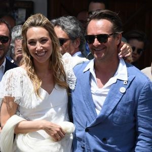 Nathalie Baye, Bernard Montiel, Jean-Louis Borloo, David Hallyday - Mariage de Laura Smet et Raphaël Lancrey-Javal à l'église Notre-Dame des Flots au Cap-Ferret le jour de l'anniversaire de son père Johnny Hallyday le 15 juin 2019.  © BestImage