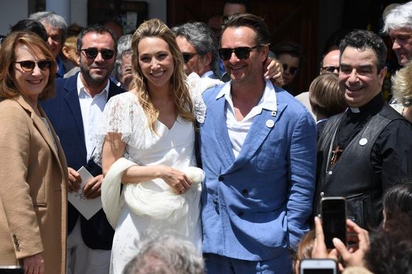 Nathalie Baye, Bernard Montiel, Jean-Louis Borloo, David Hallyday - Mariage de Laura Smet et Raphaël Lancrey-Javal à l'église Notre-Dame des Flots au Cap-Ferret le jour de l'anniversaire de son père Johnny Hallyday le 15 juin 2019.  © BestImage