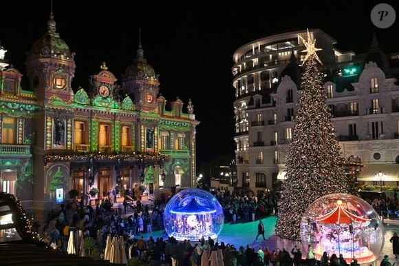 ... celui de l’inauguration des illuminations de Noël depuis la place du Casino de Monte-Carlo ce samedi 29 novembre 2025.

Illustration des illuminations de Noël en Principauté, sur la Place du Casino à Monaco, le 29 novembre 2025, lancés par la famille princière de Monaco. © Bruno Bebert/Bestimage