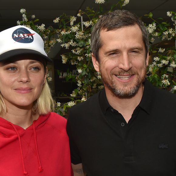 Guillaume Canet et Marion Cotillard au village lors des internationaux de France à Roland Garros le 10 juin 2018. © Veeren / Bestimage