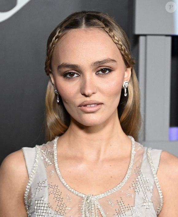 Dans une interview accordée au magazine Harper's Bazaar, la comédienne a indiqué qu'elle aimerait posséder un "uniforme anonyme"

Lily-Rose Depp - Photocall de la première de Nosferatu à Los Angeles le 12 décembre 2024