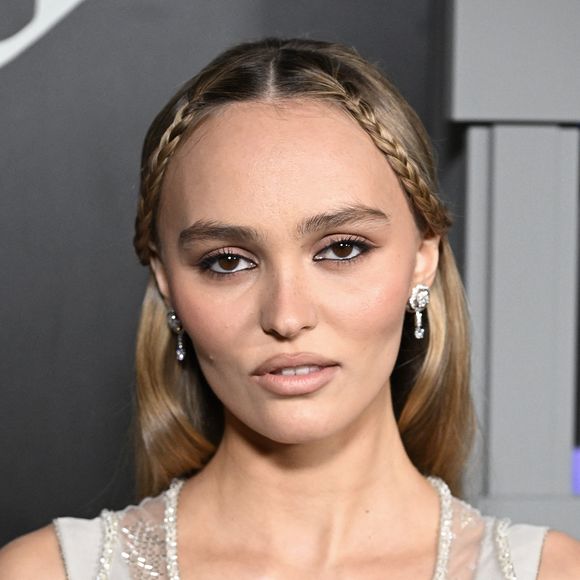 Dans une interview accordée au magazine Harper's Bazaar, la comédienne a indiqué qu'elle aimerait posséder un "uniforme anonyme"

Lily-Rose Depp - Photocall de la première de Nosferatu à Los Angeles le 12 décembre 2024