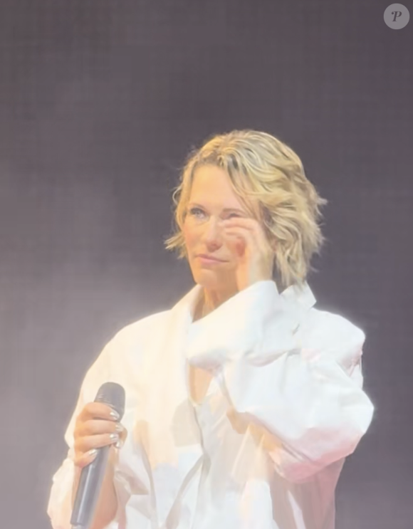 "Je l'explique, car c'est important que l'on en parle et de mettre des mots dessus. Et donc, ça n'a pas été facile, avec mon partenaire, pour avoir cette petite merveille", a-t-elle confié, les larmes aux yeux.

Lorie Pester au Zénith de Nantes