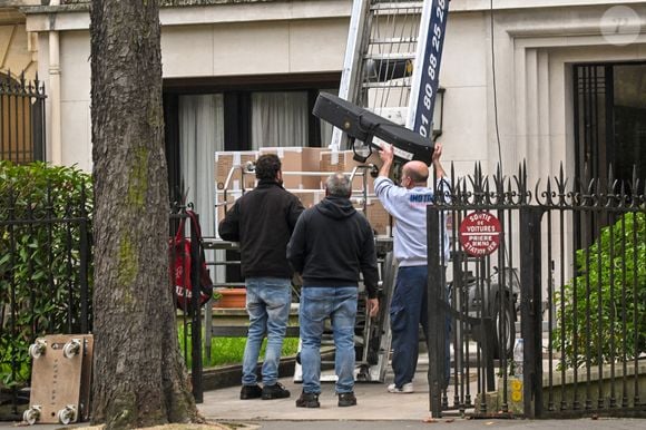 Exclusif -  Carl (chauffeur et garde du corps de L.Hallyday) - Les cartons du déménagement de La Savannah (Marnes-la-Coquette) arrivent dans le nouvel appartement parisien de Laeticia Hallyday, à Paris, France, le 16 octobre 2025.  © Agence / Bestimage