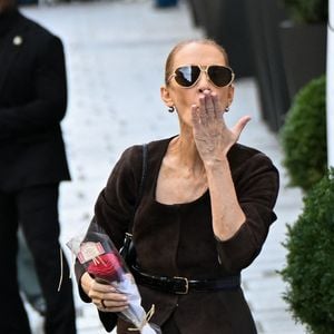 Céline Dion acclamée par ses fans à la sortie de l’hôtel Royal Monceau à Paris, avant de se rendre à la Plenitude Arena de Paris La Défense, pour sa quatrième date de concert le 19 septembre 2026.
© Lionel Urman / Bestimage