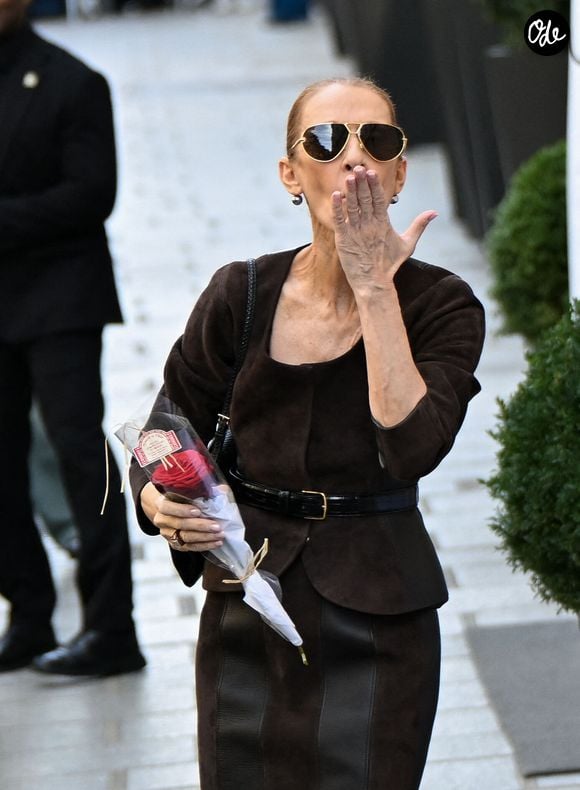 Céline Dion acclamée par ses fans à la sortie de l’hôtel Royal Monceau à Paris, avant de se rendre à la Plenitude Arena de Paris La Défense, pour sa quatrième date de concert le 19 septembre 2026.
© Lionel Urman / Bestimage