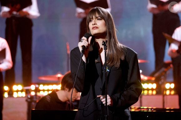 Clara Luciani - Emission spéciale "Unis pour l'Ukraine" à la Maison de la Radio et de la Musique, diffusée en direct sur France 2 et présentée par Nagui et Leïla.Kaddour à Paris le 8 mars 2022. © Cyril Moreau / Jack Tribeca / Bestimage