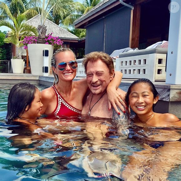 Laeticia et Johnny Hallyday avec leurs filles Jade et Joy lors de vacances sur l'île de Saint-Barthélemy en août 2017.