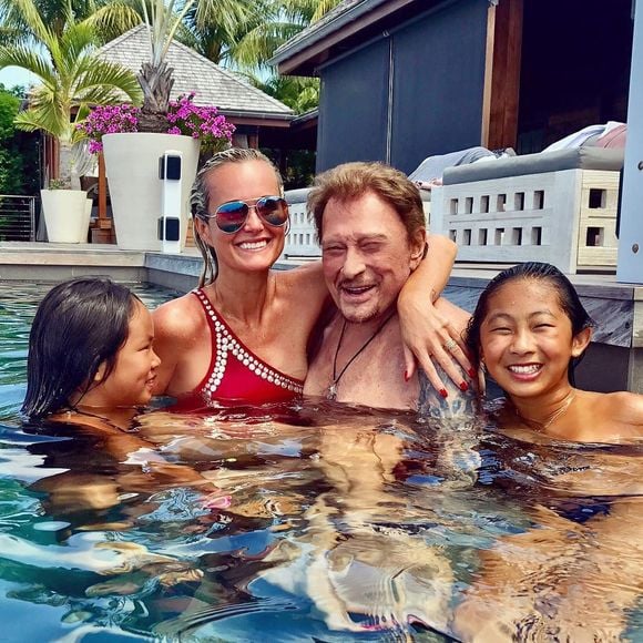 Laeticia et Johnny Hallyday avec leurs filles Jade et Joy lors de vacances sur l'île de Saint-Barthélemy en août 2017.