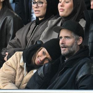 Sonia Rolland et son mari Guillaume Gabriel en tribunes lors du match de football Ligue 1 Uber Eats opposant le Paris Saint-Germain (PSG) à l'OGC Nice (1-0) au Parc des Princes à Paris, France, le 1er novembre 2025. © Lionel Urman/Bestimage